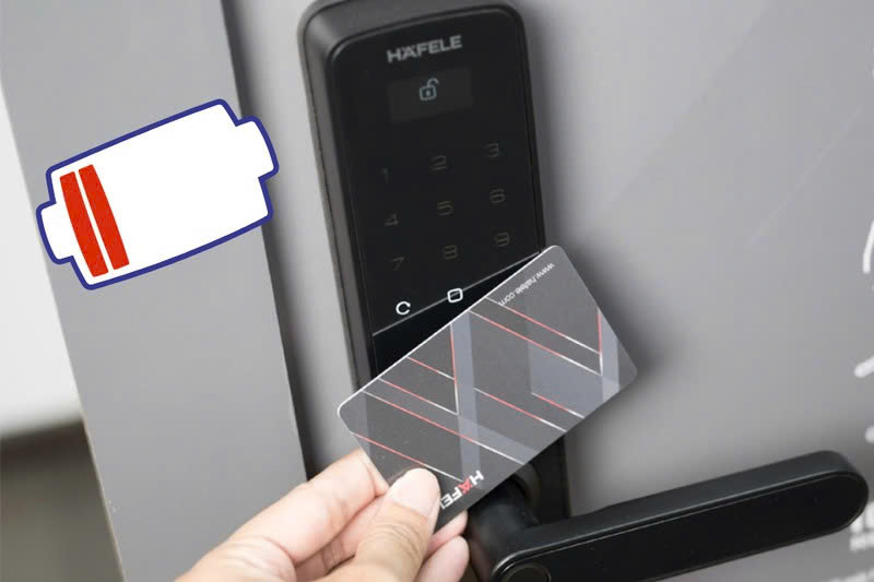 khóa cửa điện tử hết pin