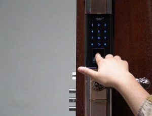 Khóa không nhận vân tay hoặc mã số phải làm sao?